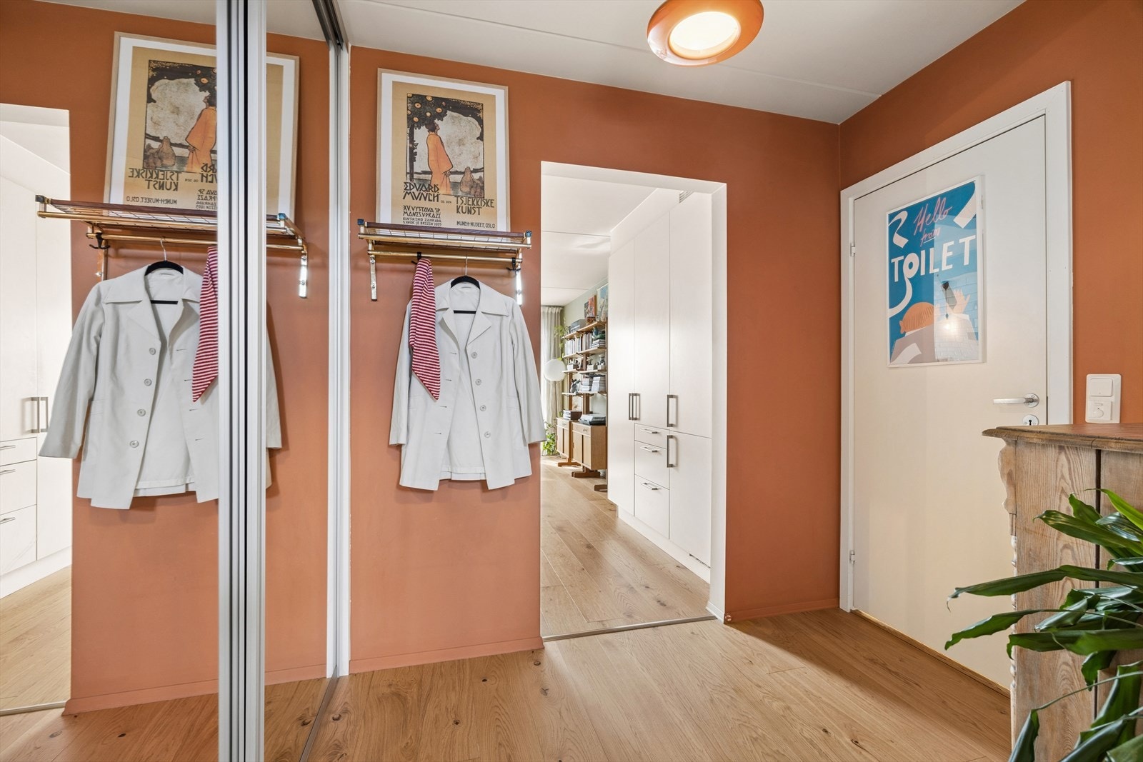 Luftig med stor skyvedørsgarderobe som sikrer godt med lagring av yttertøy Galleribilde