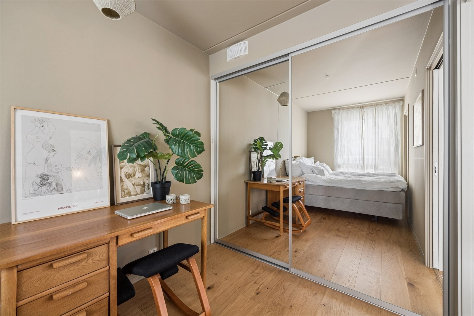 Romslig og dyp skyvedørsgarderobe med speilfronter Galleribilde