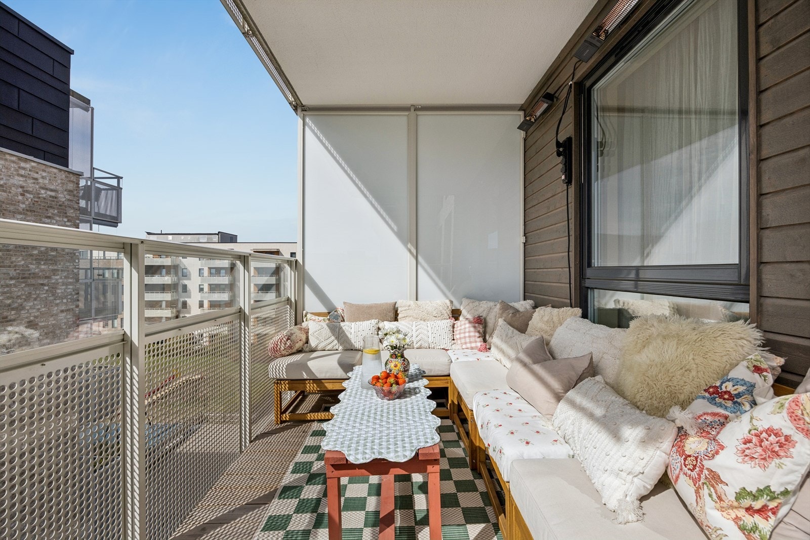 Vestvendt balkong på 8m² med flotte solfrohold, en fantastisk forlengelse av boligen i sommerhalvåret Galleribilde