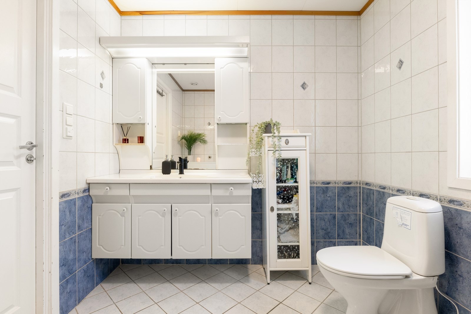 Badet er på 5,9 m² og har fliser på både gulv og vegger, noe som gir et tidløst uttrykk. Galleribilde