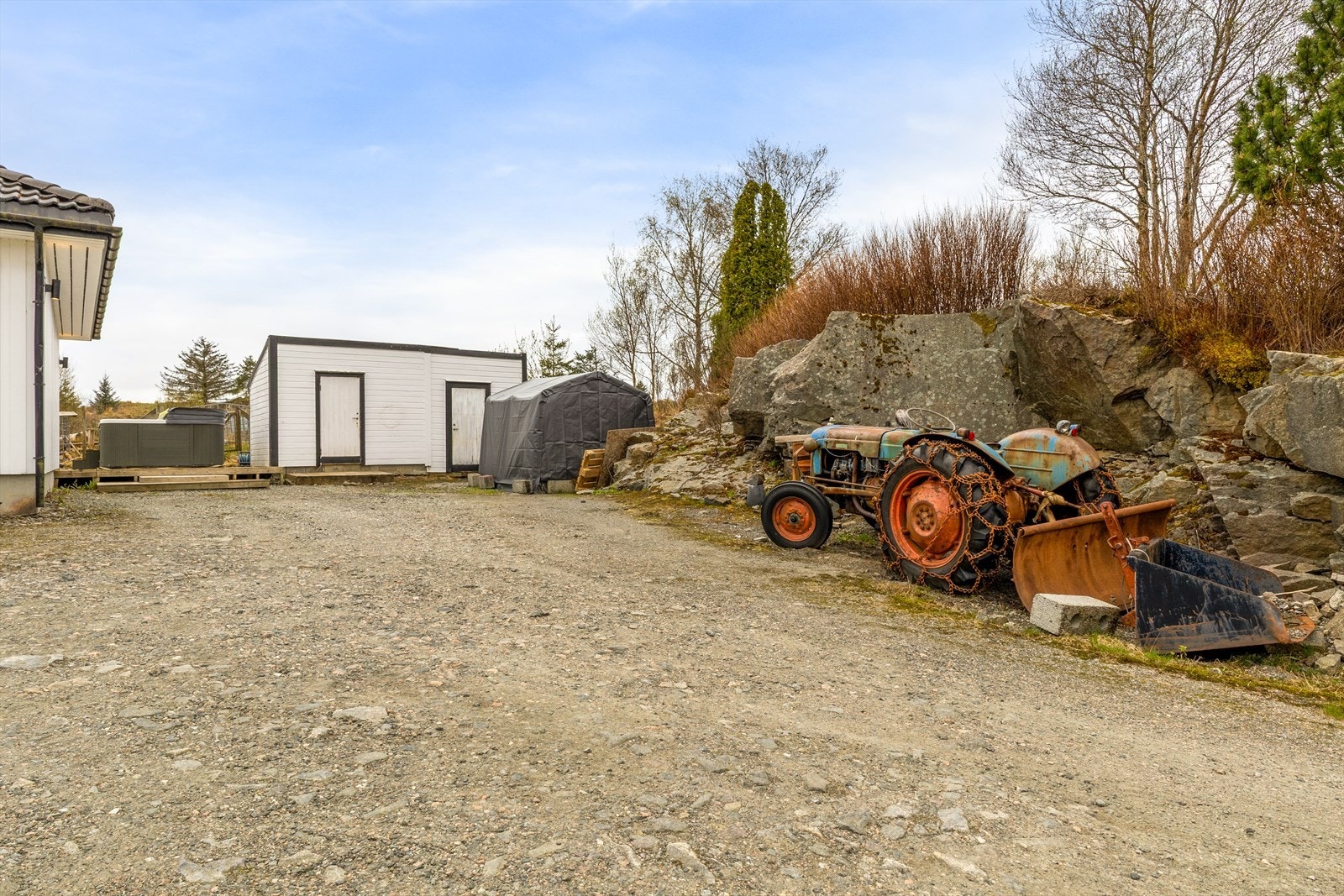 Det er to utvendig boder i trekonstruksjon med støpt fundament, bindingsverk og liggende trekledning, tekket med papp på tomten, samt en herlig jacuzzi som medfølger. Galleribilde
