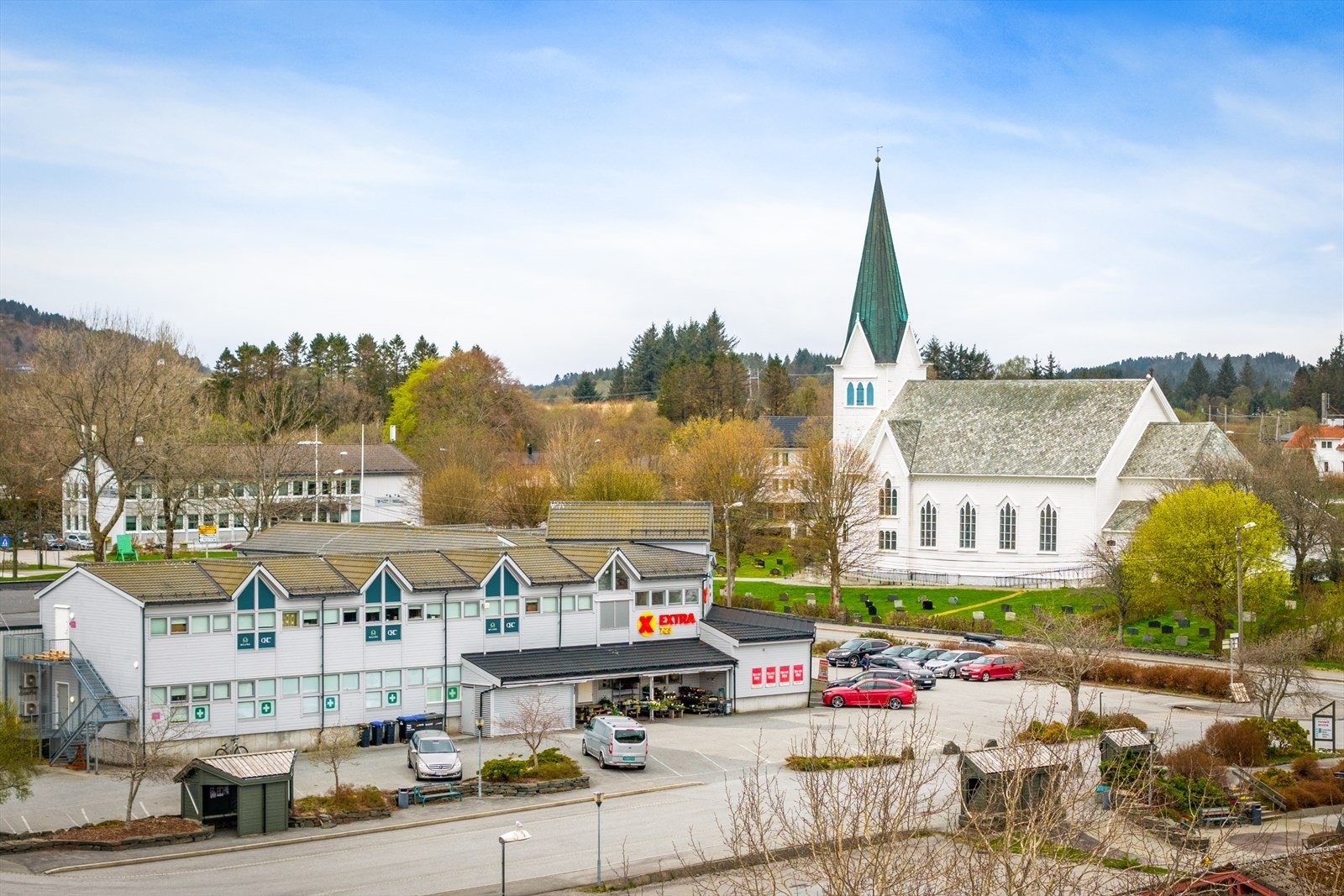Coop Extra Manger ligger omtrent 6 minutter fra boligen. I området finner du også flere nyttige tjenester, som apotek, legekontor, treningssenter og Vinmonopol. Galleribilde