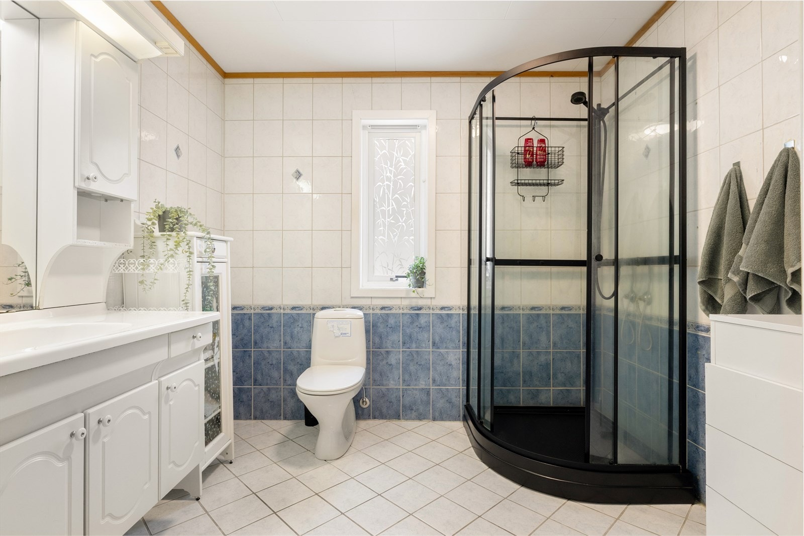 Innredningen består av benkeskap med nedfelt servant, speil med belysning over, toalett fra byggeår samt et nyere dusjkabinett. Badet er også utstyrt med behagelig gulvvarme. Galleribilde