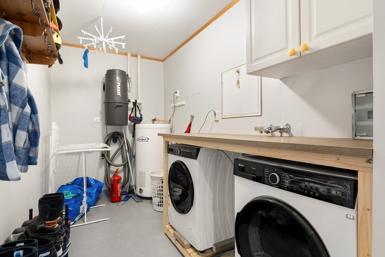 Velutstyrt vaskerom på 5,7 m² med slitesterkt epoxygulv, varmekabler og gode løsninger. Galleribilde