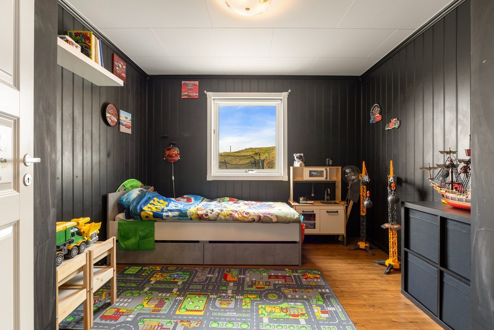 Soverom 3 har et areal på 10,6 m². Soverommene har gjennomgående gode møbleringsmuligheter, med plass til seng, garderobeløsning og øvrig innredning. Galleribilde