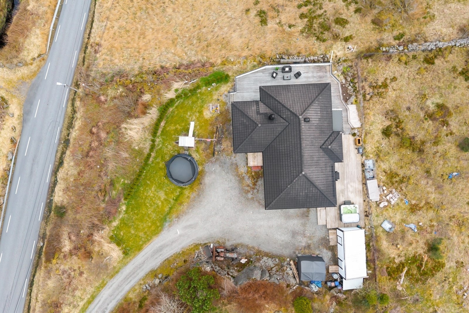 Opparbeidet tomt med terrassearealer, grøntarealer, gruset tun og parkering. Eiendommen har flere flotte uteplasser rundt boligen, som gir gode muligheter for å flytte seg etter solen. Galleribilde
