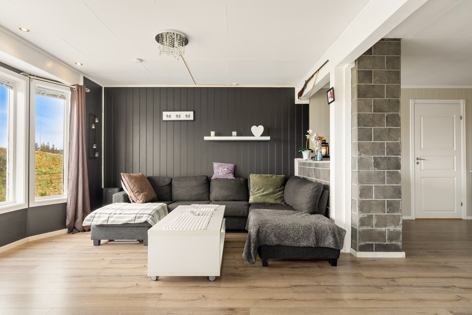 Døren til høyre leder inn til et praktisk kontorrom- perfekt som hjemmekontor, hobbyrom eller ekstra oppbevaringsplass. Veggen til kontoret kan fjernes for en større stue. Galleribilde