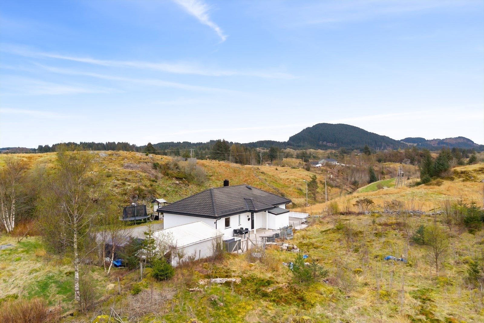 Det er ca. 6 minutters kjøretur til både Bøvågen og Manger. Galleribilde