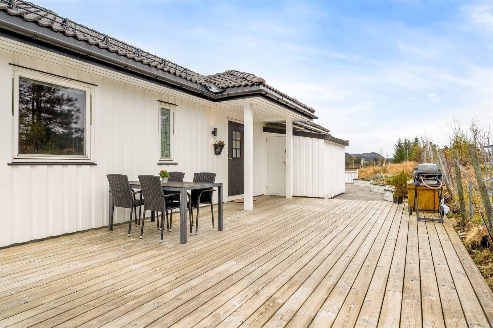 Boligen har gode oppbevaringsmuligheter, blant annet en utvendig bod på 4,9 m² like ved inngangen. I tillegg finnes to utvendig boder i trekonstruksjon med støpt fundament, bindingsverk og liggende trekledning, tekket med papp på tomten. Galleribilde