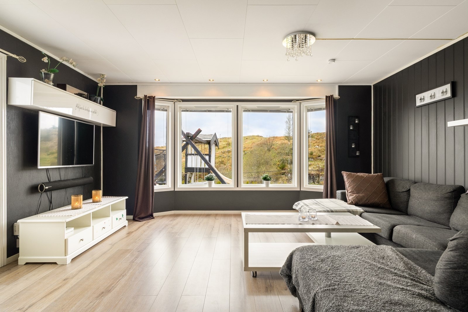 De store vindusflatene slipper inn rikelig med naturlig lys og gir rommet en åpen og behagelig atmosfære. Galleribilde