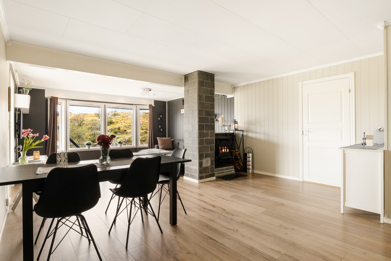 Velkommen inn i stuen! Stuen har et stort areal på 40,1 m² og oppleves som lys, luftig og svært innbydende. Galleribilde