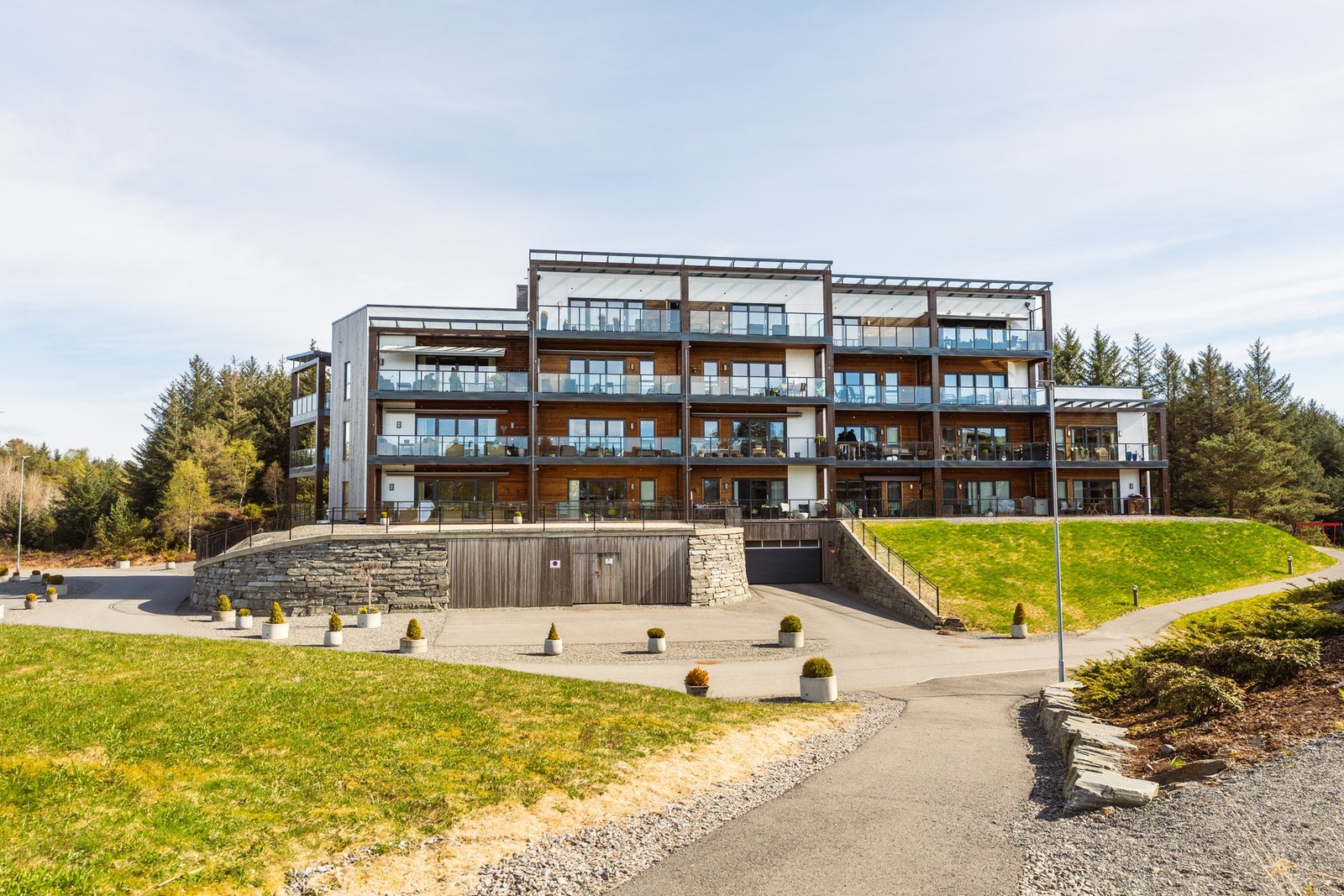 Fellesområdet er flott opparbeidet med grøntområder. Galleribilde