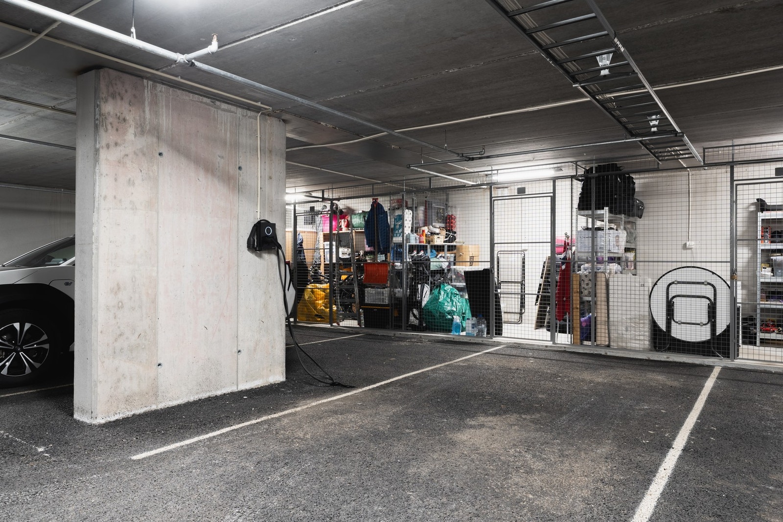 Fast garasjeplass med elbillader og ekstern bod på 5,5 kvm. Galleribilde