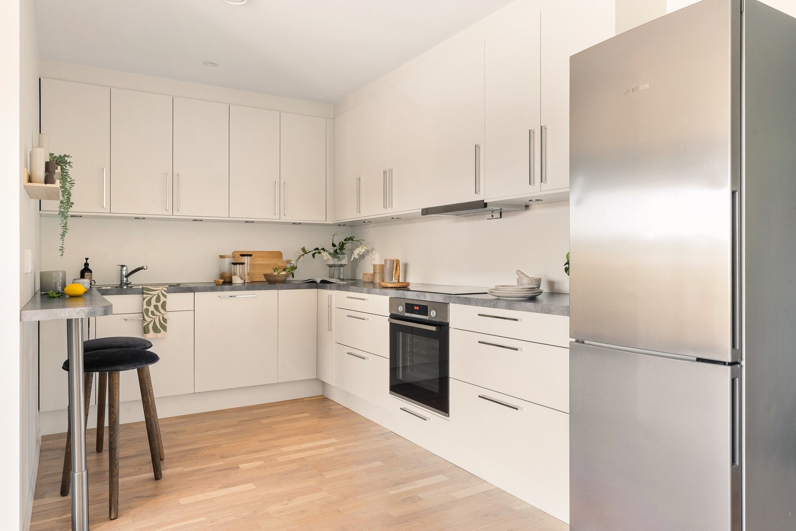 Fint kjøkken fra Sigdal med slette fronter og laminat benkeplate. Galleribilde