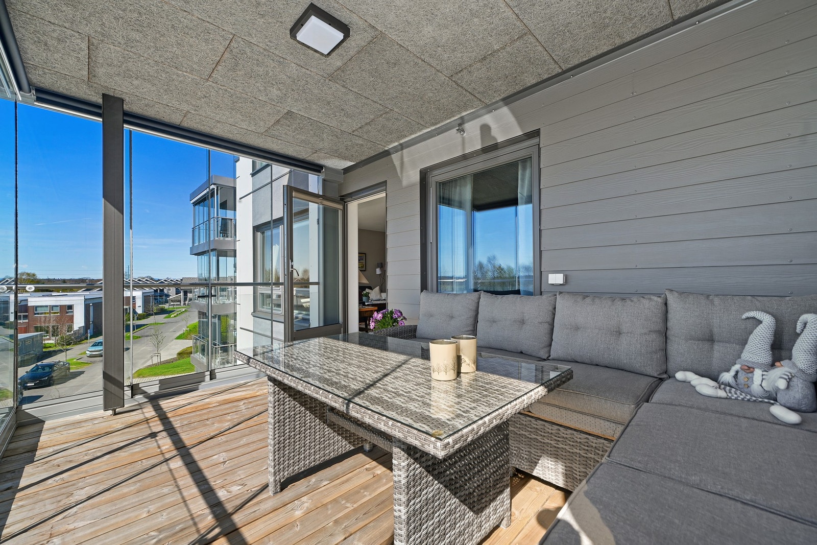 Fra stuen er det utgang til innglasset balkong på 12 m². Store deler av sommerhalvåret står døren oppe og mye tid blir tilbrakt her ute. Galleribilde