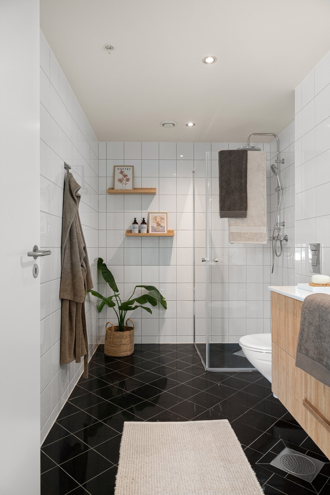 Badet er innredet med en tidløs servant med spilefront og heldekkende vask, dusjnisje og vegghengt toalett. Nye dusjdører og dusjsett i 2026. Galleribilde