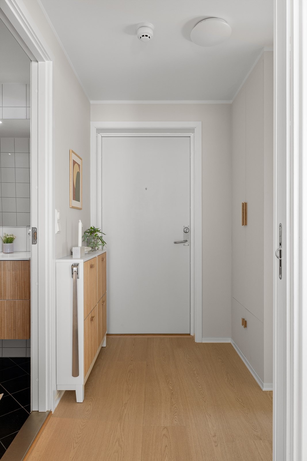 Romslig entré med god oppbevaringsplass for yttertøy og sko, med både garderobeskap og skoskap som gir en ryddig og innbydende velkomst. Galleribilde