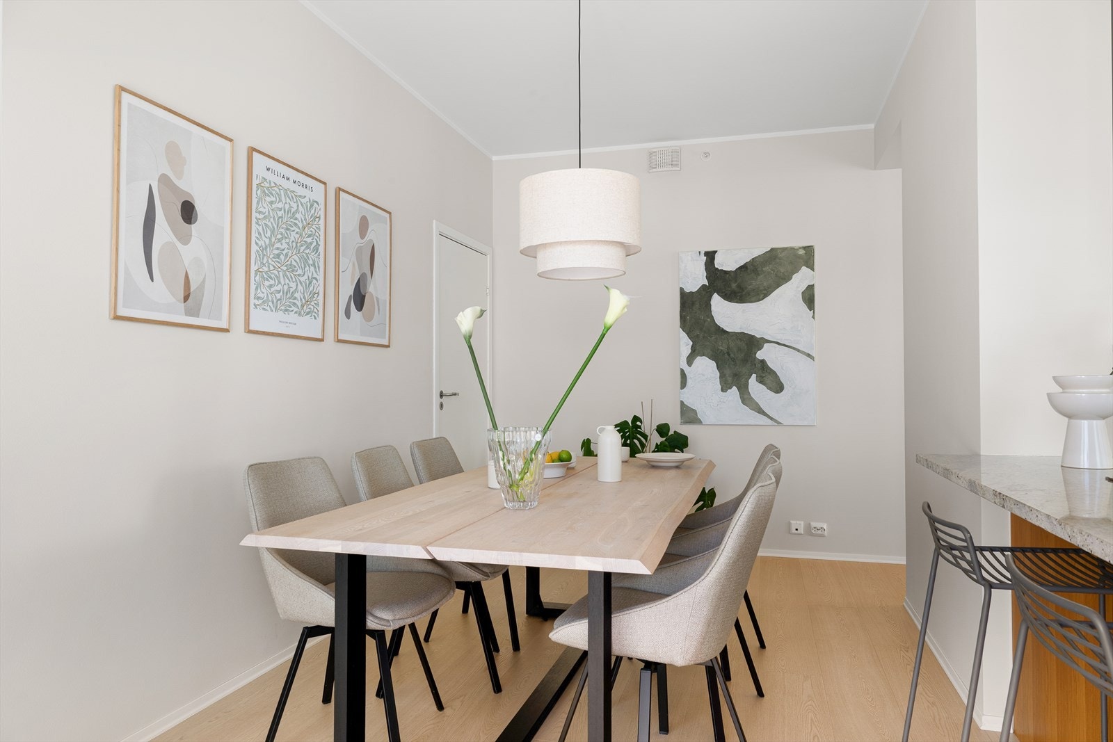 Spisebordet er plassert like ved kjøkkenet, så her får du god kontakt med gjestene mens du står på kjøkkenet og lager mat. Galleribilde