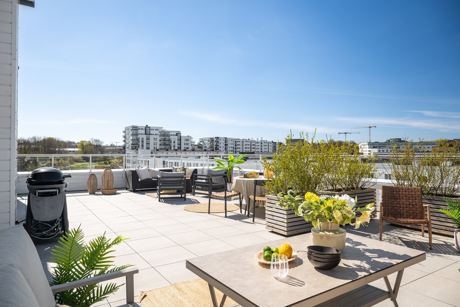 Takterrassen på hele 83 m² fremstår som en imponerende uteplass med rikelig boltreplass for flere sittegrupper, grill og praktiske oppbevaringsløsninger - perfekt for sosiale sammenkomster og lange, solrike dager. Galleribilde