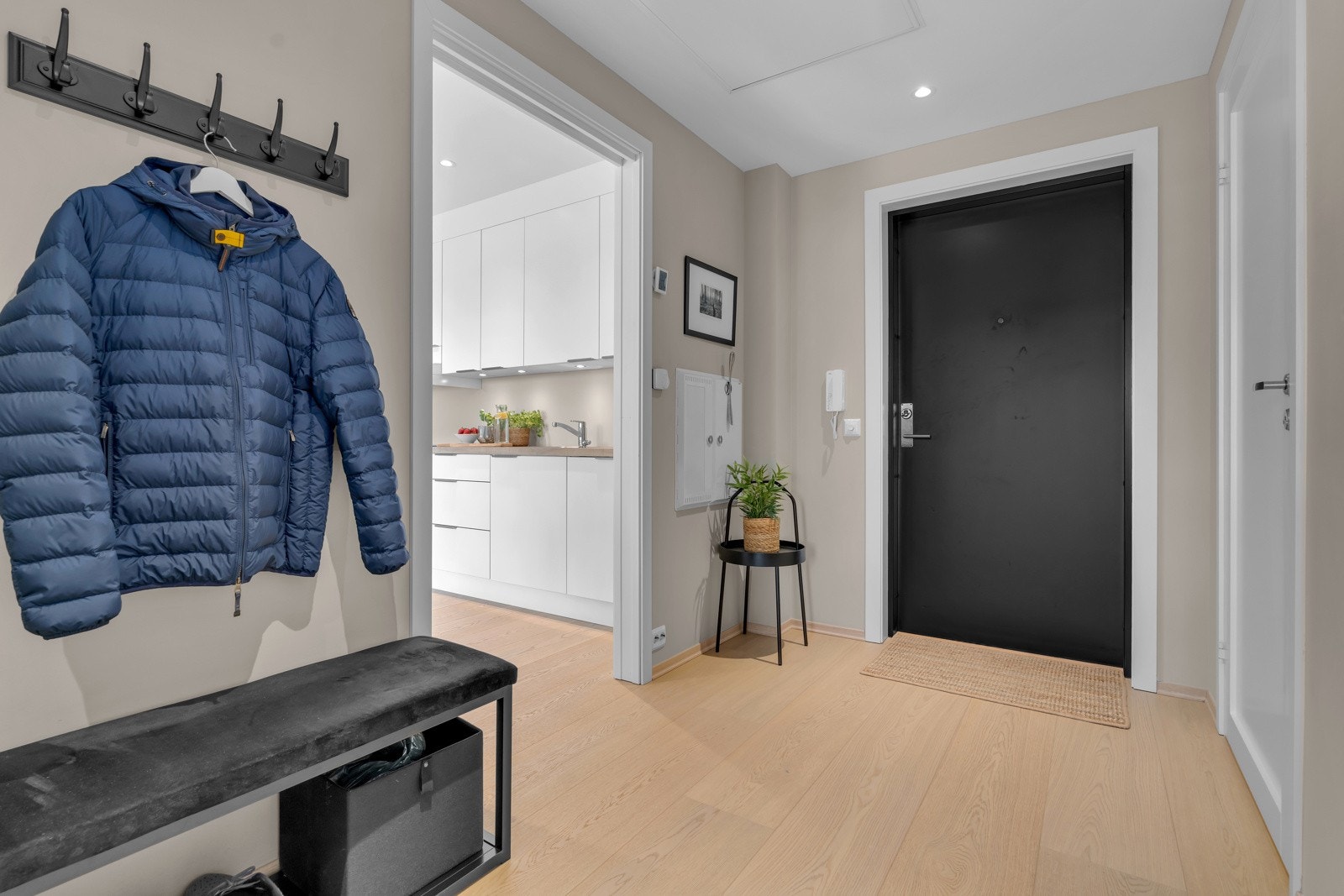 Romslig entré med downlights. Galleribilde