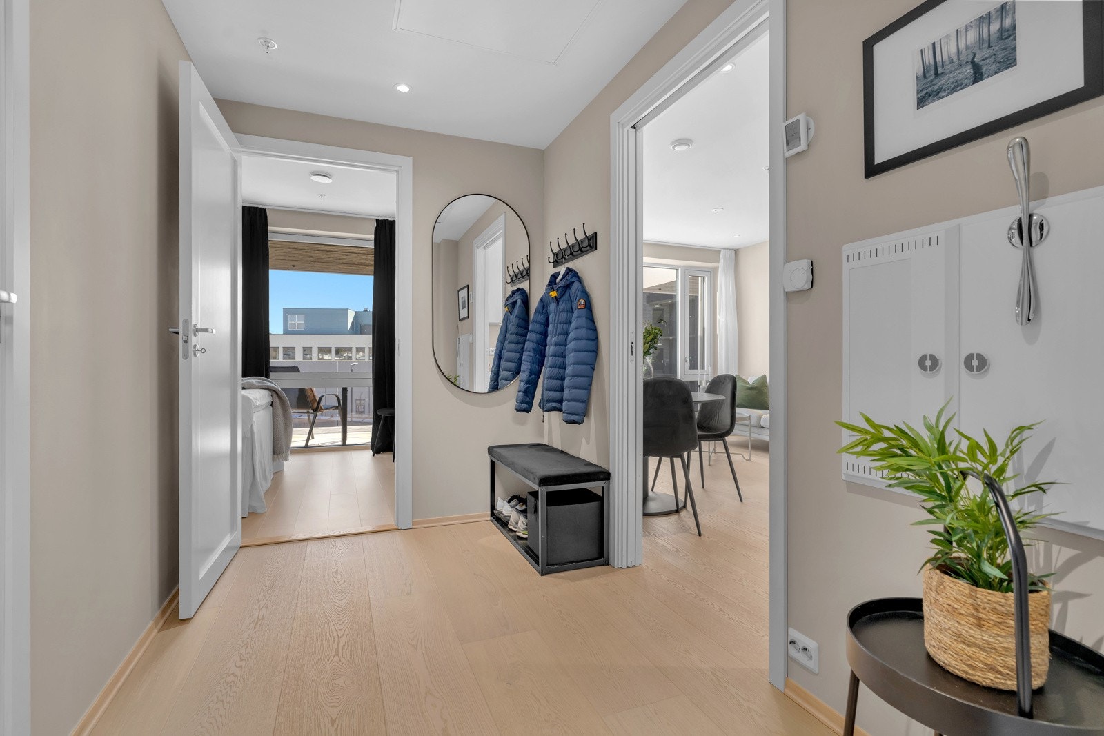Romslig entré med downlights. Galleribilde