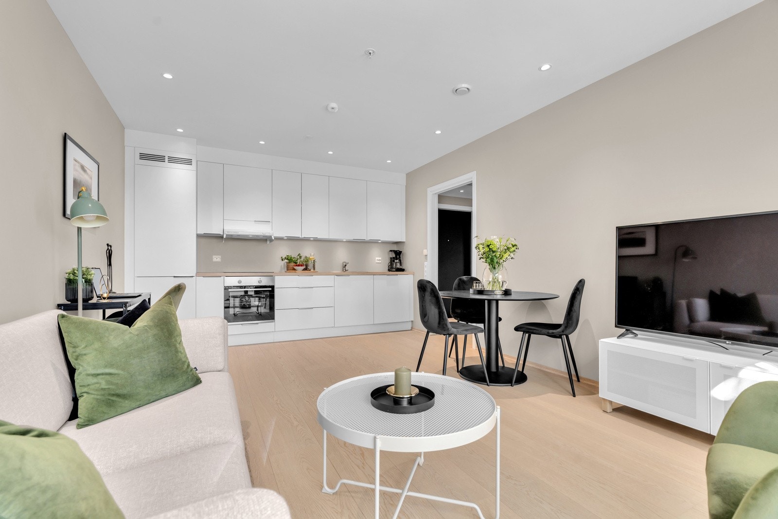 Stue med lekkert fargevalg samt god plass til sofagruppe, PC-bord, TV og spisegruppe. Galleribilde