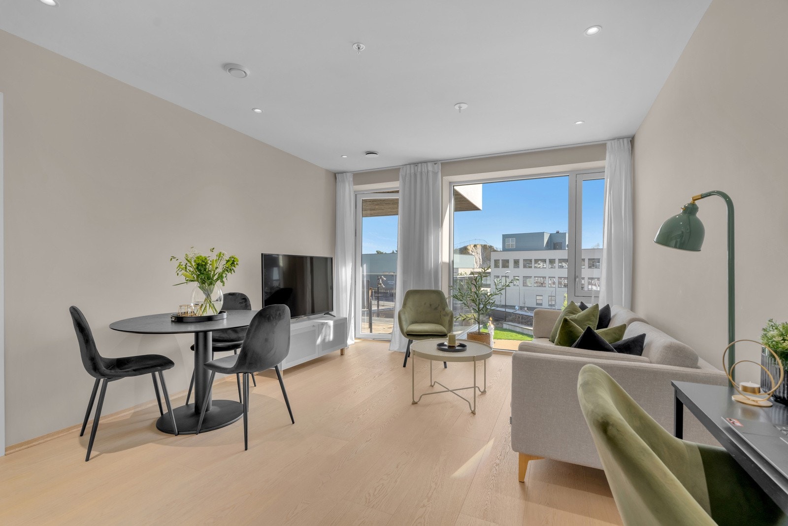 God plass til sofagruppe, PC-bord, TV og spisegruppe. Galleribilde