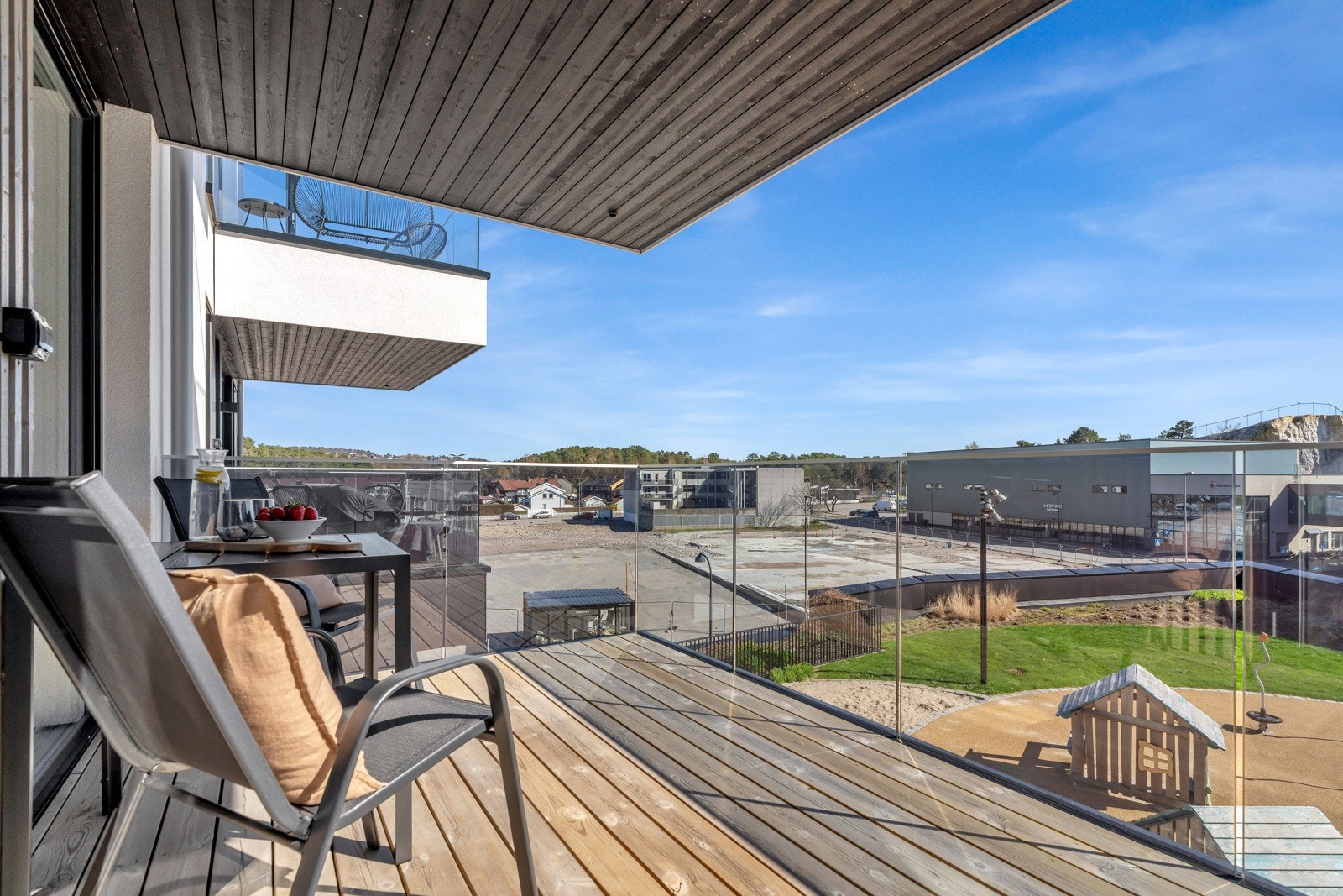 Fra stuen er det utgang til romslig, sydvendt veranda. Galleribilde