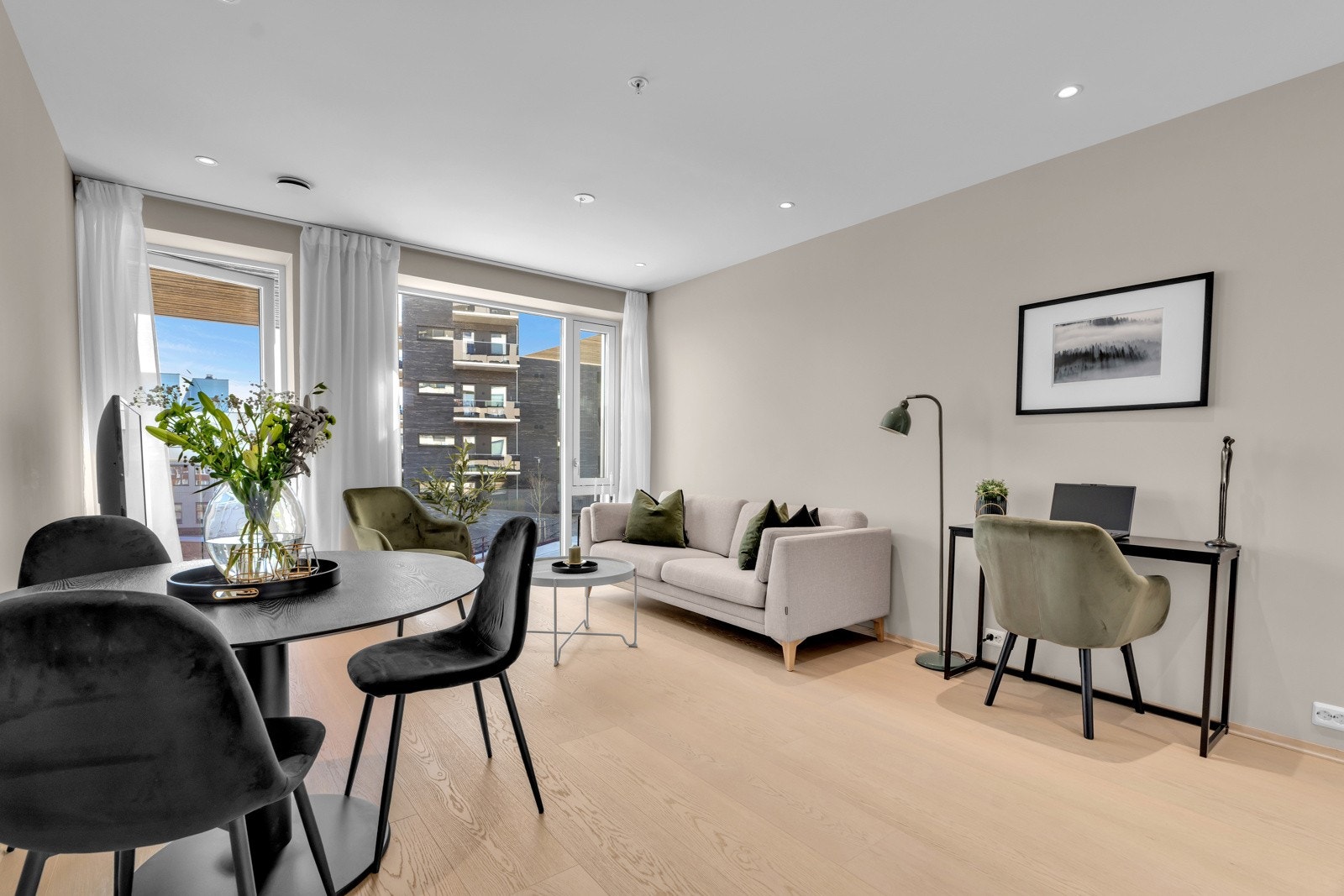 Stue med lekkert fargevalg samt god plass til sofagruppe, PC-bord, TV og spisegruppe. Galleribilde