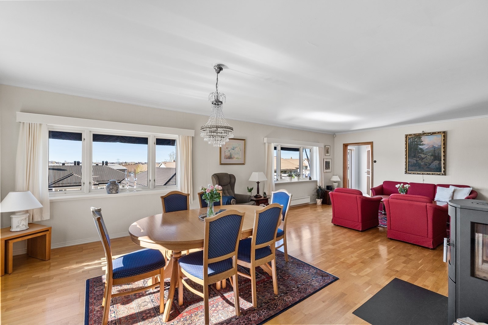 Stuen er praktisk delt inn i to naturlige soner, noe som gir god fleksibilitet i innredningen. Her er det rikelig med plass til både spisebord og sofagruppe. Galleribilde