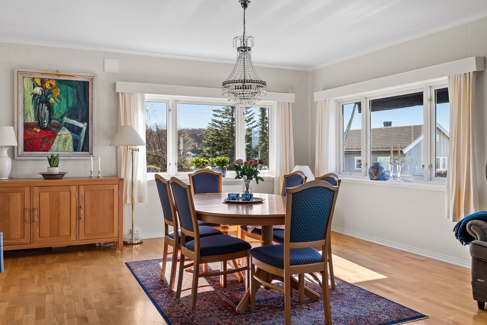 Her er det god plass til spisebord og gjester, og rommet egner seg godt for både hverdagsmåltider og hyggelige sammenkomster. Galleribilde