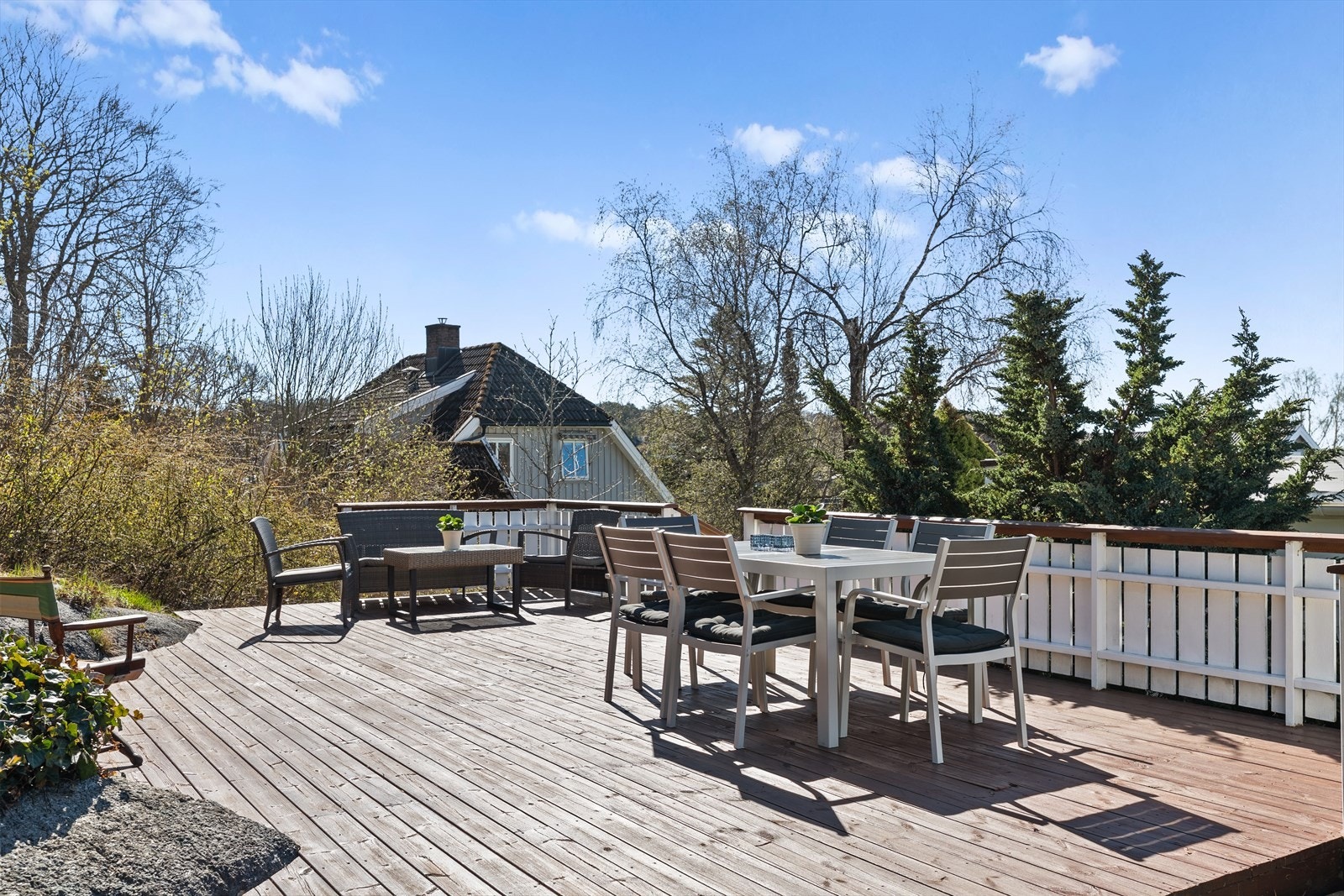 I bakkant av boligen er det etablert en romslig, ca. 33 m² impregnert terrasse som innbyr til hyggelige sammenkomster i private omgivelser. Galleribilde