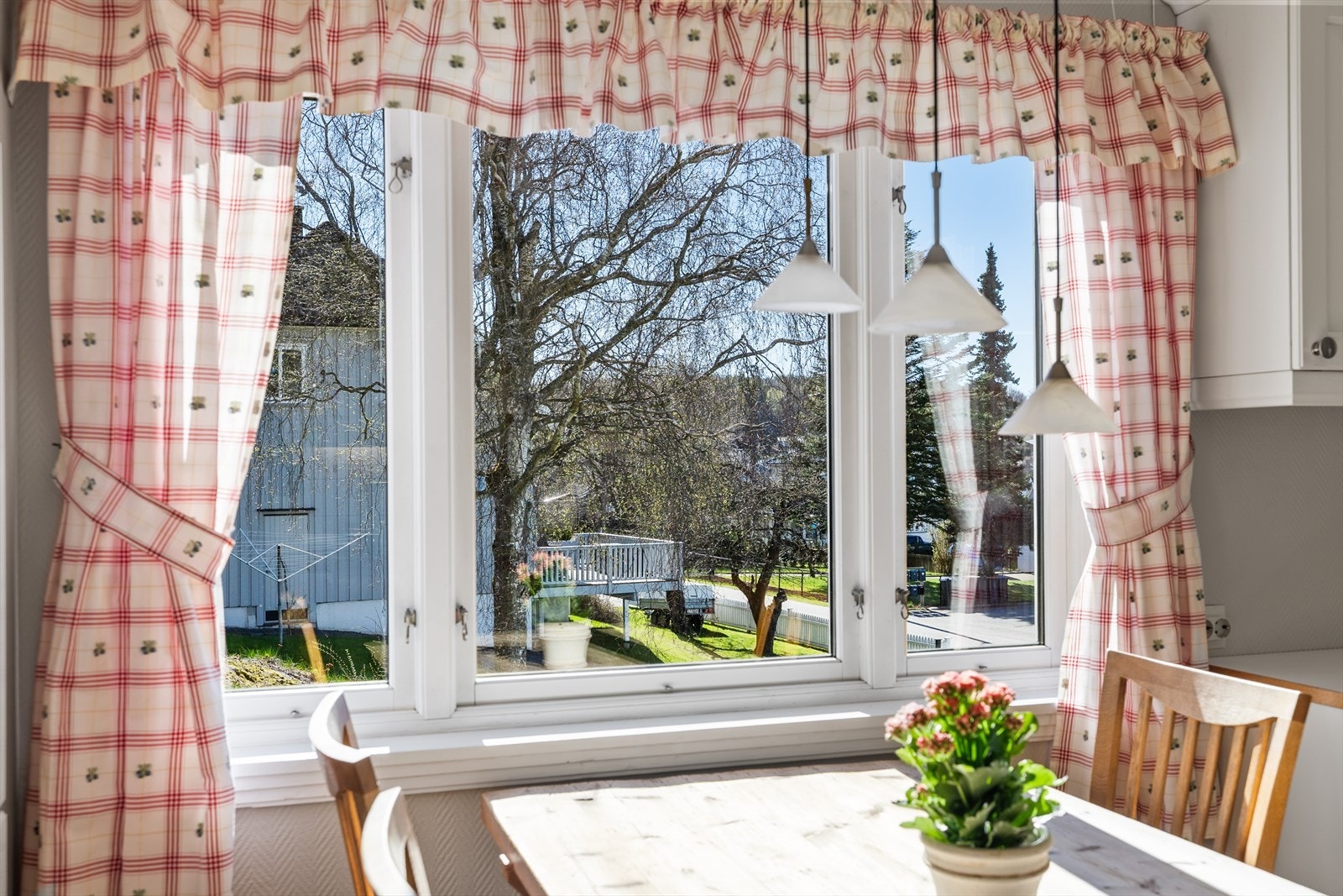 Fra vinduet kan du nyte en hyggelig utsikt til hagen. Galleribilde