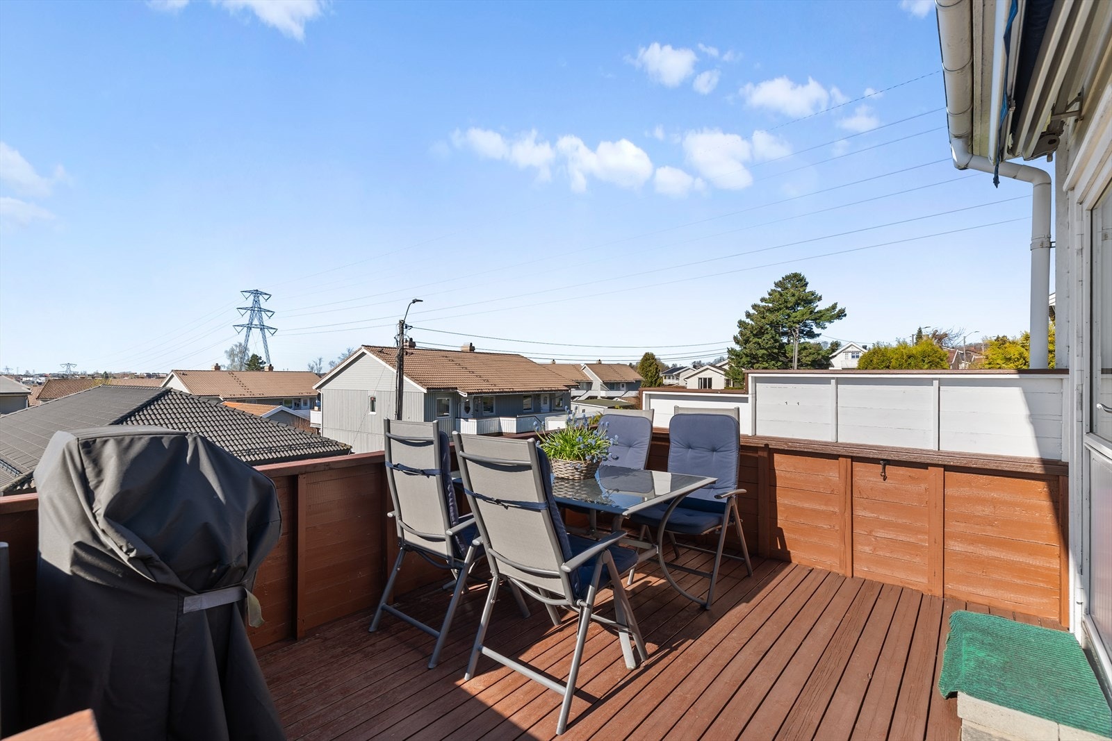 Verandaen har god plass til både spisegruppe og grill, og legger dermed til rette for hyggelige måltider og sosiale sammenkomster utendørs. Galleribilde