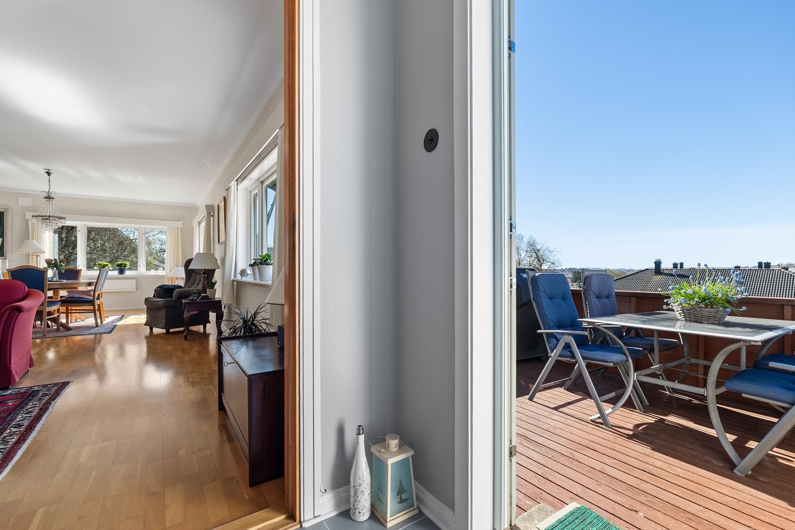 Utgang fra stuen ca. 11 m² veranda vendt mot sørvest, hvor du kan nyte solen fra formiddagen til kveld i rolige omgivelser. Galleribilde