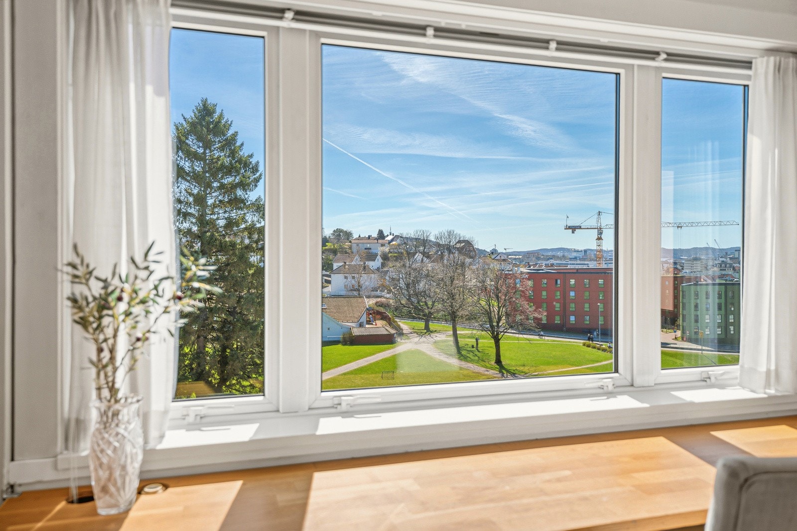 Utsikt fra stue, terrasse og hovedsoverom mot det flotte grøntarealet i Vabua. Galleribilde