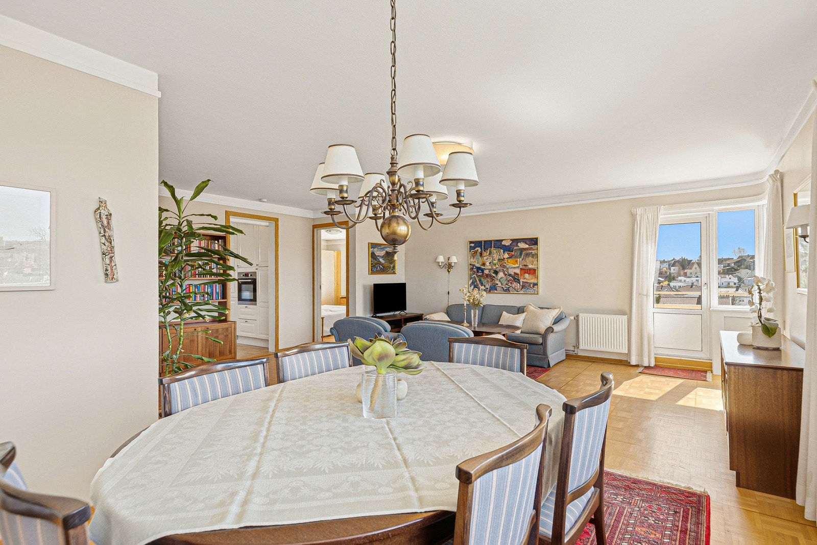Romslig stue med god plass til flere sittegrupper. Galleribilde