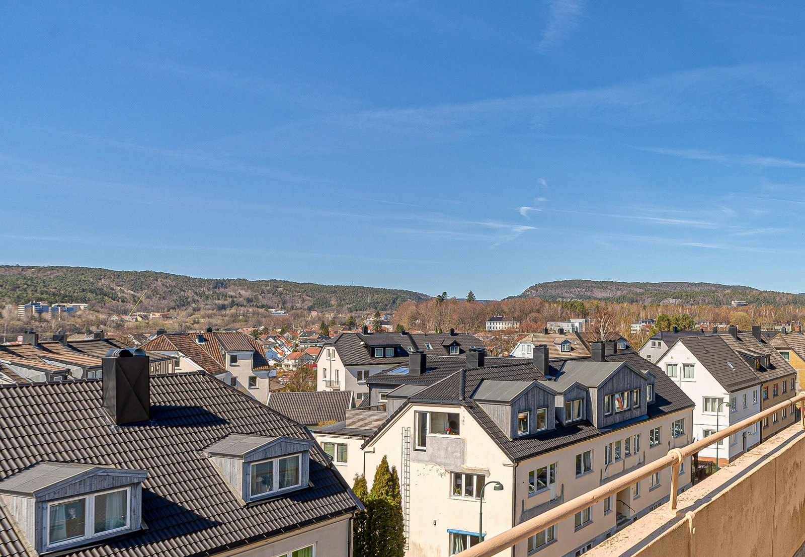 Terrasse langs hele vestsiden av leiligheten. Galleribilde