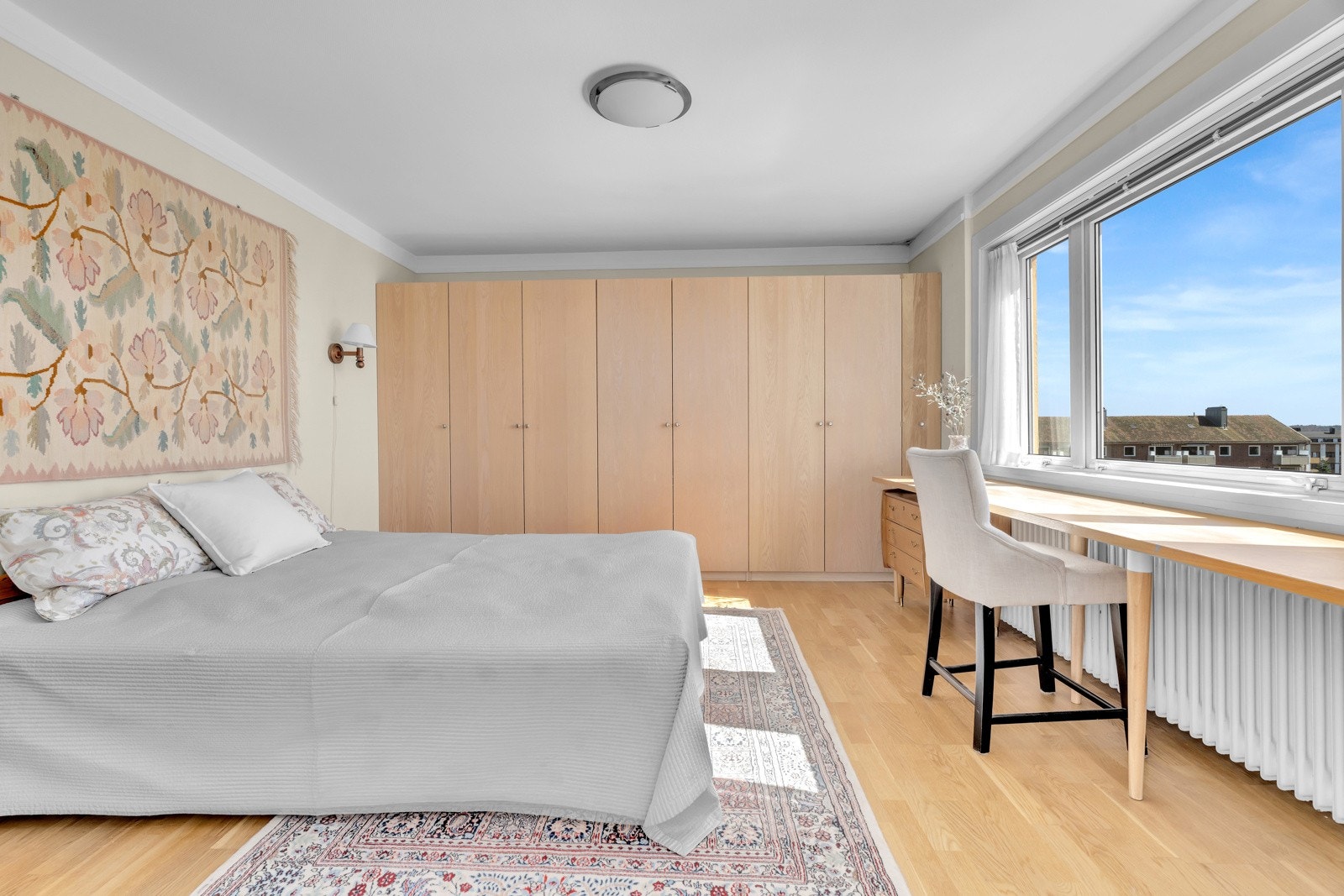 Godt med garderobeskap langs vegg på hovedsoverom. Galleribilde