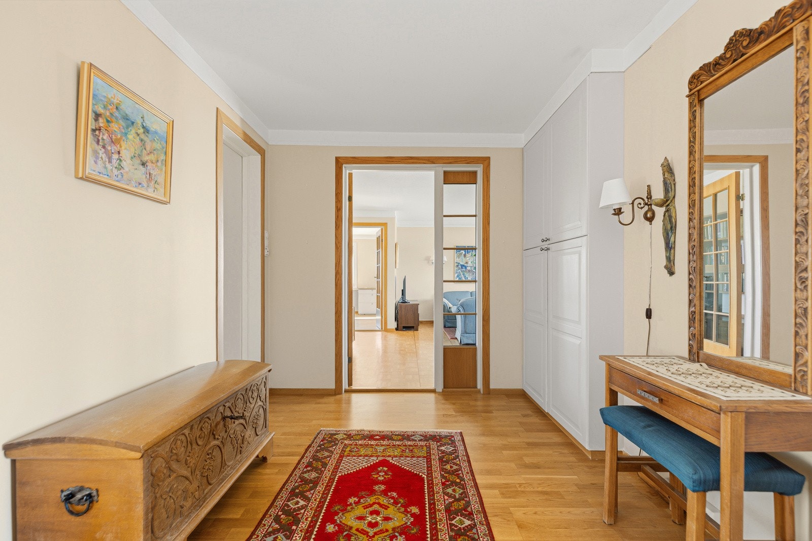 Meget romslig entré med garderobeskap. Galleribilde