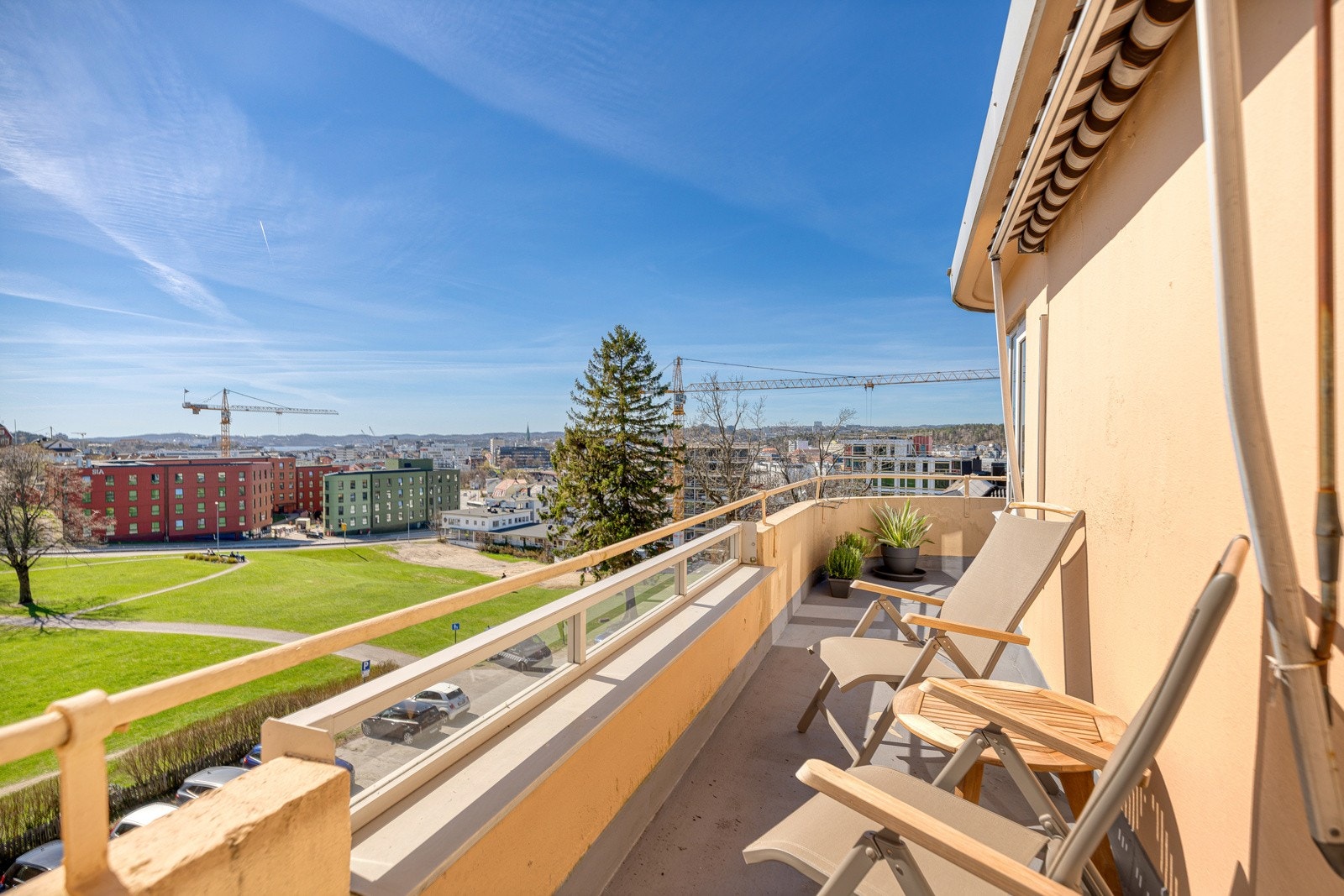Terrasseareal på tilsammen 22 kvm med herlige sol- og utsiktsforhold. Galleribilde