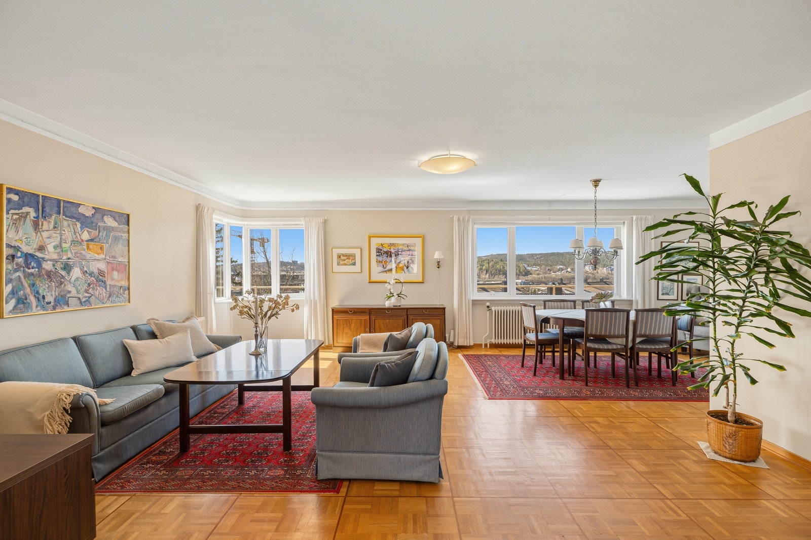 Stor, lys og romslig stue med god plass til sittegrupper. Galleribilde