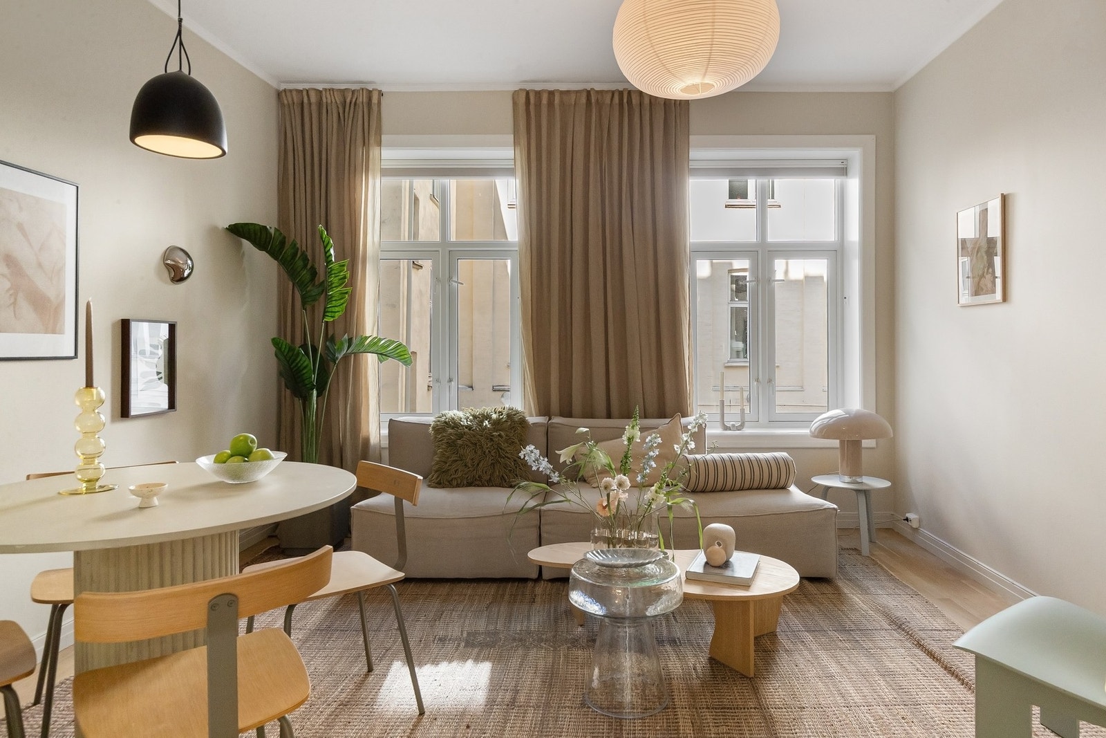 Leiligheten oppleves særdeles lys og luftig. Store klassiske vinduer, dype vinduskarmer og en gjennomgående løsning. Galleribilde