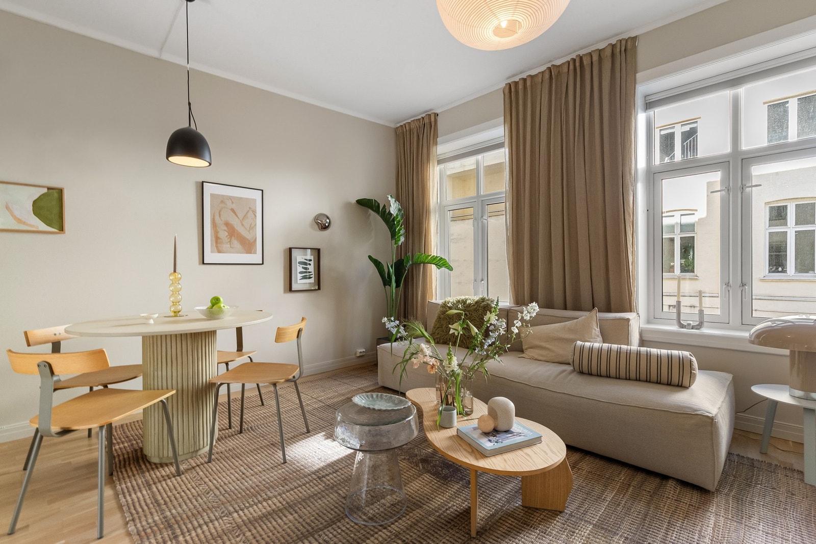 Peter Hørte Lunde v/ PrivatMegleren Aksept ønsker deg velkommen til en strøken bygårdsleilighet i Møllergata 38! Galleribilde