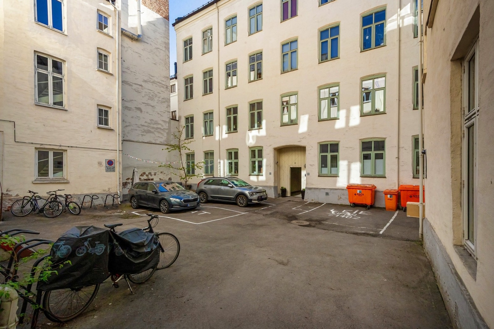 Det er mulig å leie parkering i bakgården ved ledighet. I bakgården er det 3 parkeringsplasser hvor 2 av dem er faste utleieplasser. Galleribilde