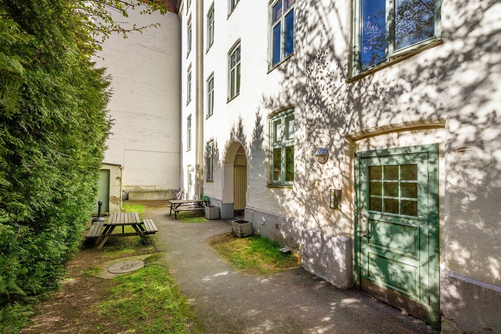 Leiligheten er godt tilbaketrukket i indre gård. Så sentralt, men samtidig helt rolig. Galleribilde