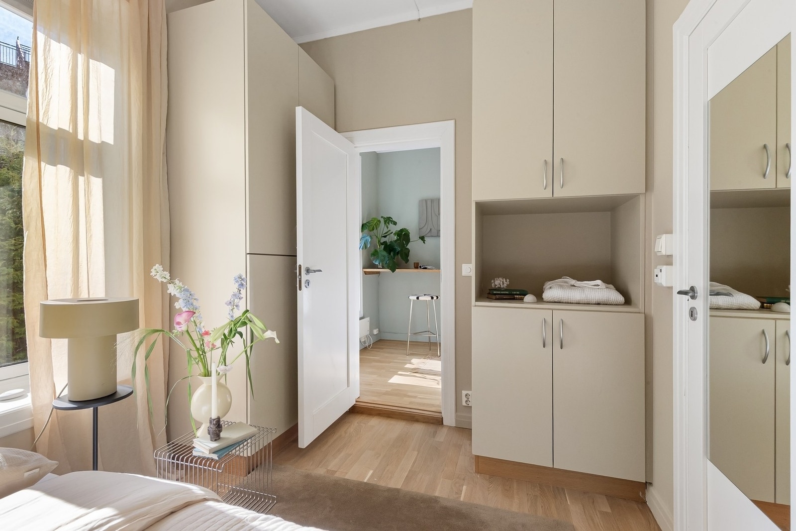 Innbydende soverom med gode garderobemuligheter. Nymalte overflater, og nyslipt gulv. Galleribilde