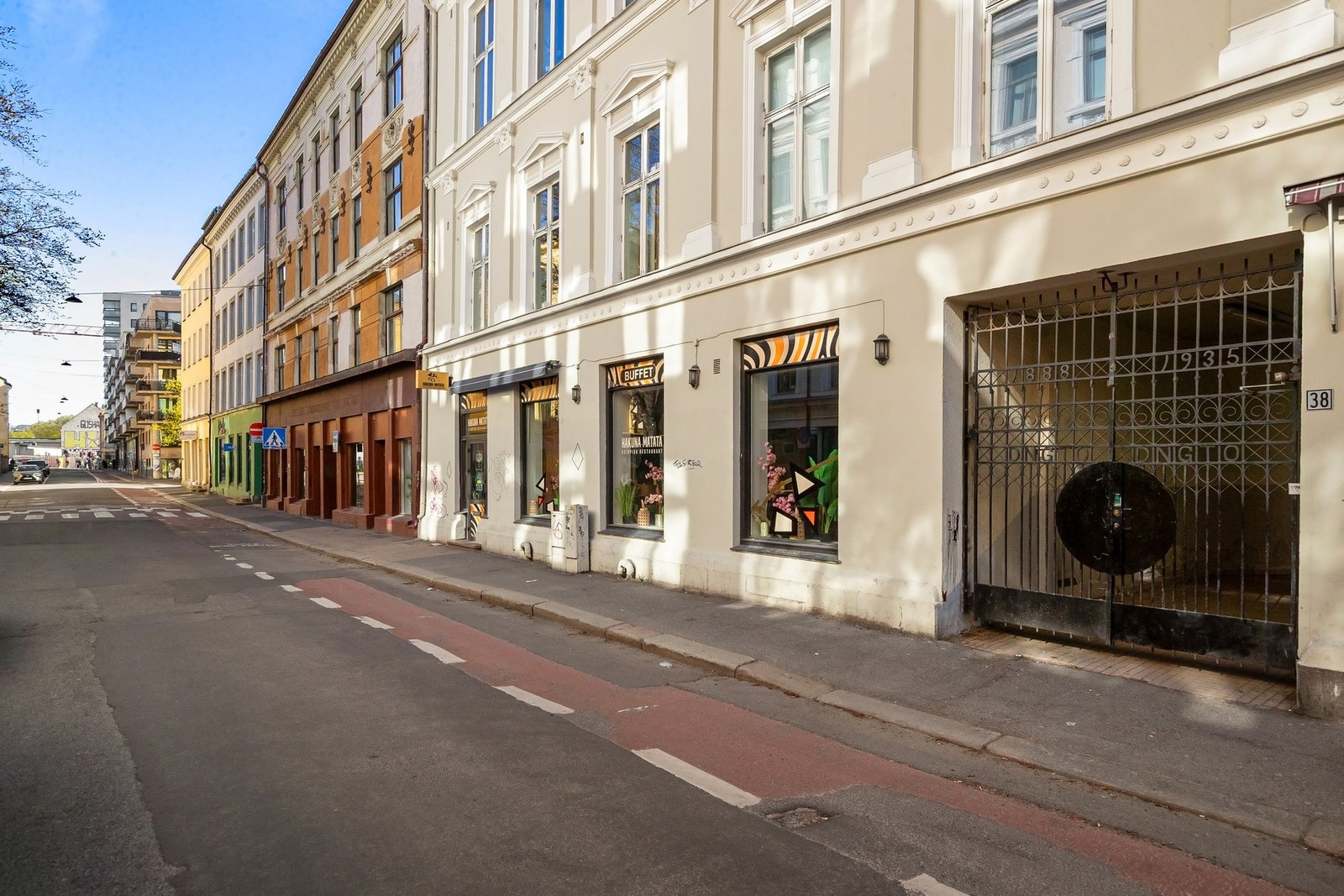 Fasade - meget sentral beliggenhet i enveiskjørt gate på Fredensborg. Galleribilde