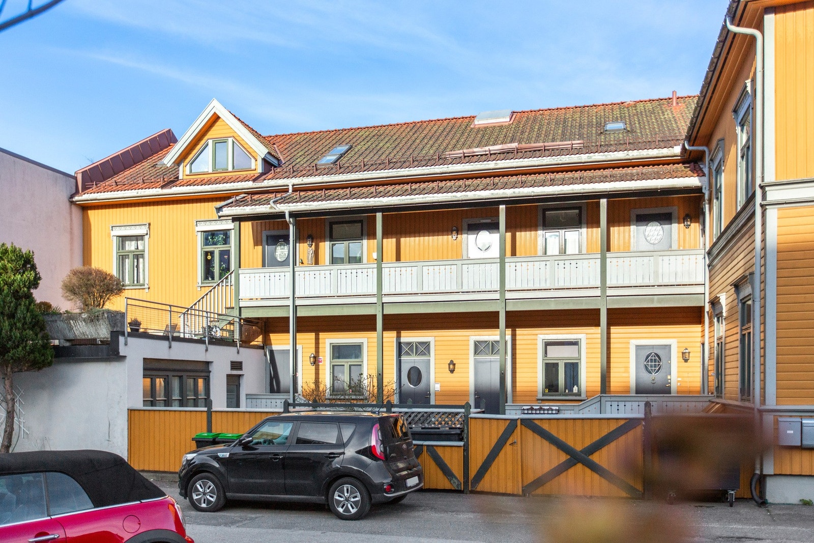Bakgården med terrasse og parkering. Galleribilde