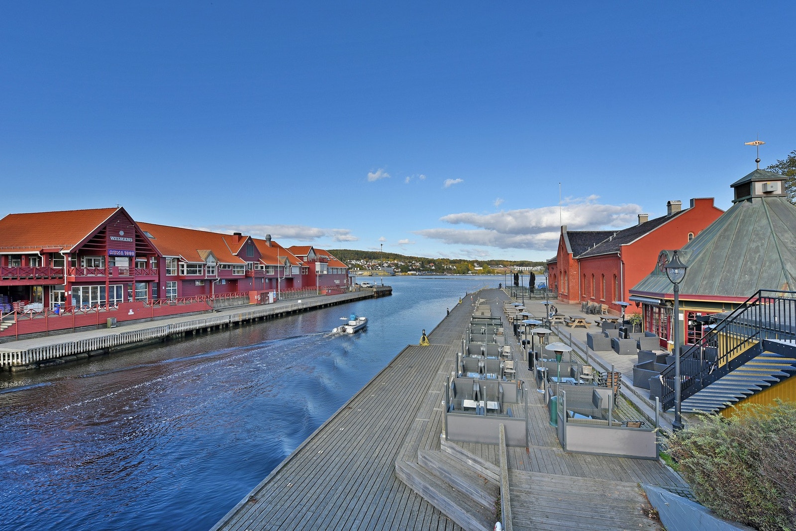 Når du kjører over kanalbroen som forbinder Jeløy med Moss, møter du et område preget av sjø, vakker natur og flotte strender. Galleribilde